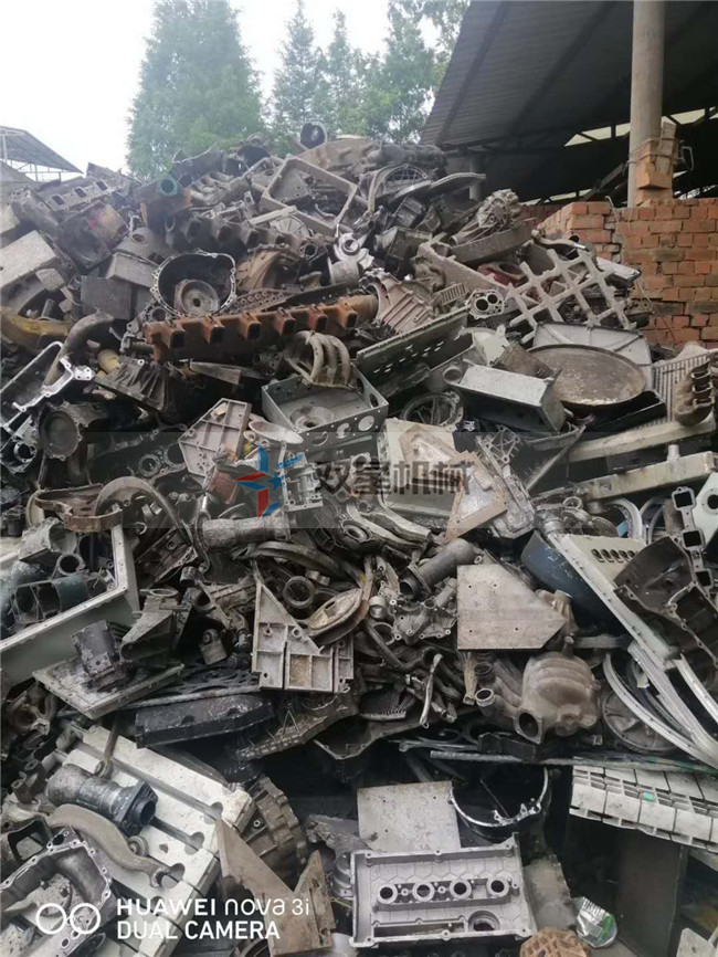 機件鋁破碎機物料破碎現場實拍