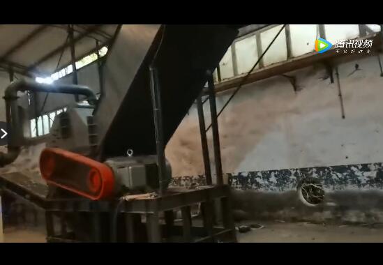 鋁合金破碎機設備廠家為客戶指導安裝設備并試機運行
