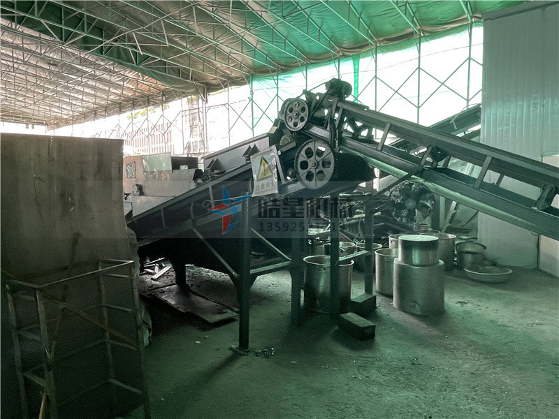 斷橋鋁破碎機廢鋁破碎分選現場 斷橋鋁破碎機<a href='http://m.thecosmalshow.com/psxl/1279.html' target='_blank'><span>廢鋁破碎</span></a>分選現場